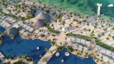 Palmiye ağaçları ve beyaz kum ile Karayip tropikal plaj hava video görüntüleri. Seyahat ve Bavaro Resort Tatil. Punta Cana, Dominik Cumhuriyeti.