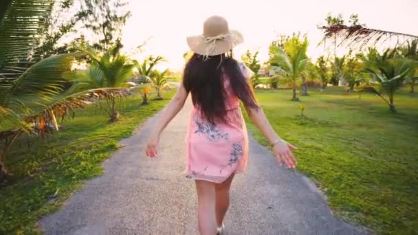 Следуйте Моим Представлениям Молодой Женщине Бегущей Тропической Дорожке Гольфа Летние — стоковое видео