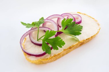 Beyaz ba izole bir plaka sandviç ekmek ile lezzetli havyar