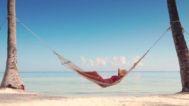 Chica Relajándose Una Hamaca Playa Isla Tropical Vacaciones Exóticas Verano — Vídeo de stock