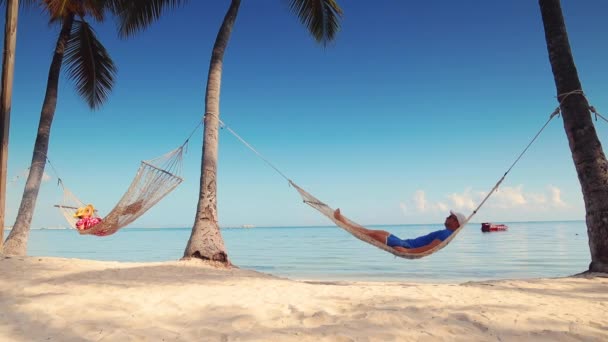 Uomo Donna Che Rilassano Amaca Sulla Spiaggia Tropicale Dell Isola — Video Stock