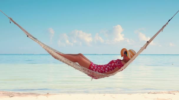 Menina Relaxante Uma Rede Praia Ilha Tropical Verão Férias Exóticas — Vídeo de Stock