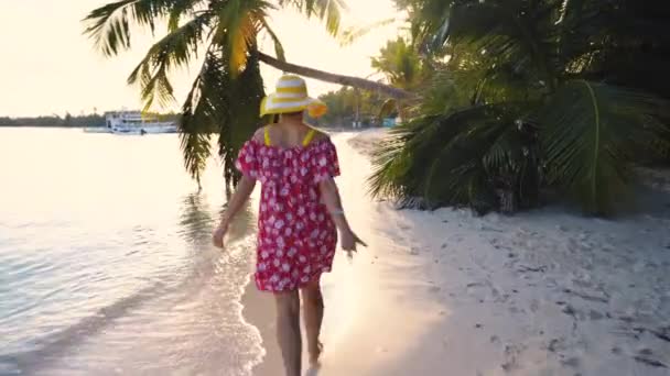 Sígueme Concepto Mujer Joven Corriendo Playa Tropical Exótica Vacaciones Verano — Vídeo de stock