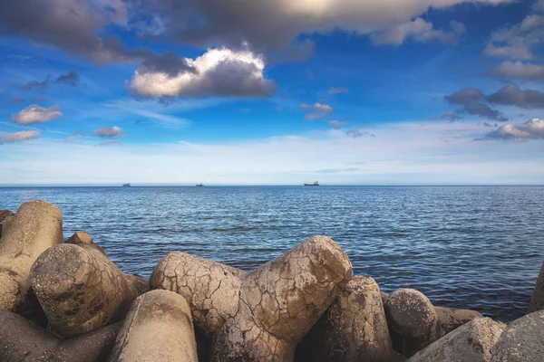 Kamienie Seascape w wodach morskich i żaglowych statków towarowych — Zdjęcie stockowe