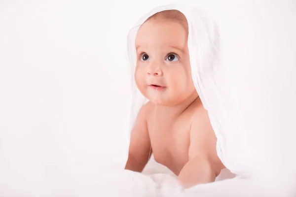 Niedlichen kleinen Jungen isoliert auf weißem Hintergrund. Glückliches Kind. — Stockfoto