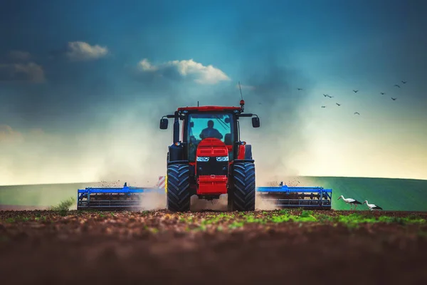 Agriculteur en tracteur préparant des terres avec cultivateur de lit de semence — Photo