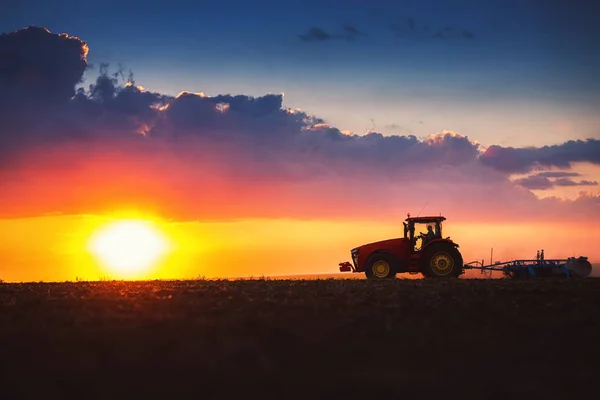 Фермер в тракторі готує землю з сіяним культиватором — стокове фото