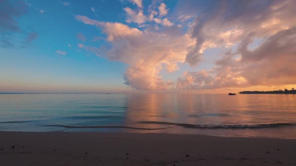 Hermoso Amanecer Sobre Playa Exótica Isla Caribeña Ondas Marinas Tropicales — Vídeos de Stock