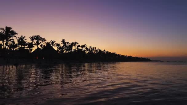 Praia Tropical Pôr Sol Noite Romântica Luzes Brilhantes Sobre Água — Vídeo de Stock