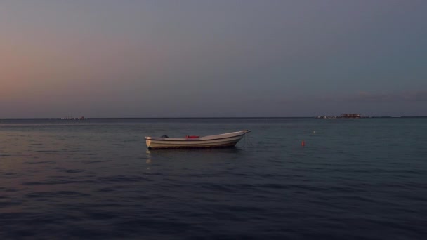 Vacker Soluppgång Över Exotisk Strand Karibisk Tropiska Havsvågor Den Blå — Stockvideo