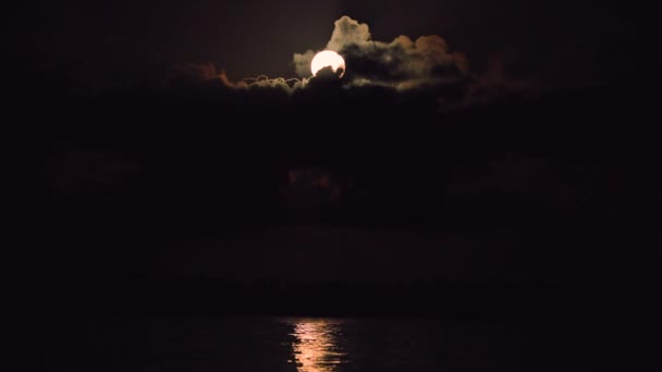 Cielo Nocturno Con Luna Llena Nubes Sobre Mar Tropical Del — Vídeos de Stock