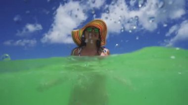 Mutlu kadın ve Karayip denizi, Punta Cana, Dominik Cumhuriyeti. Yaz tatili. Beni takip et konsepti.