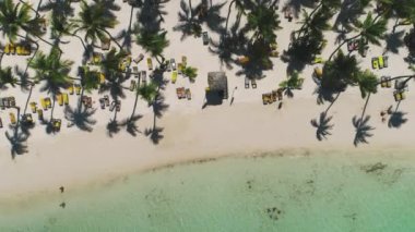 Deniz manzarası, Katamaran tekneler Karayip Denizi üzerinden hava dron görünüm. Beach resort Punta Cana, Dominik Cumhuriyeti. Yaz tatili. 