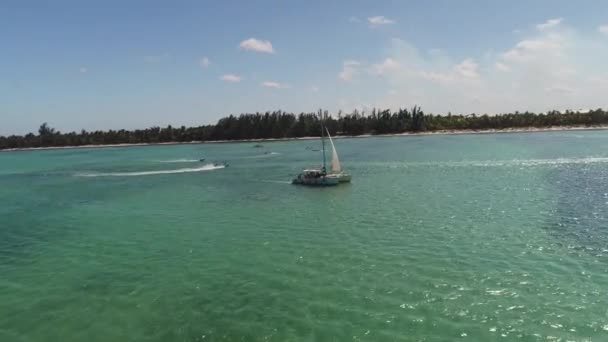 多米尼加共和国蓬塔卡纳的热带度假 海滩度假村的鸟瞰图 滑翔伞 海上双体船和快艇 — 图库视频影像