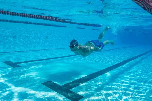 Homme sous-marin nageant dans la piscine — Photo