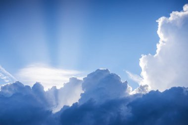 günbatımı dramatik gökyüzü bulutlar 