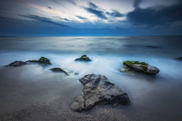 Sahil ve deniz üzerinde gün doğumu — Stok fotoğraf
