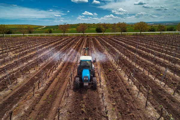 Luchtfoto van tractor spuit wijngaard met fungicide. — Stockfoto