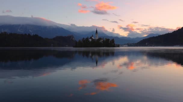 Lago Bled Con Iglesia Santa María Asunción Pequeña Isla Bled — Vídeo de stock