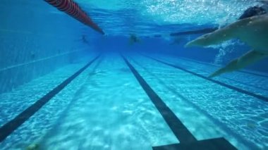 Sualtı dalış, açık havuzu suda yüzen adam