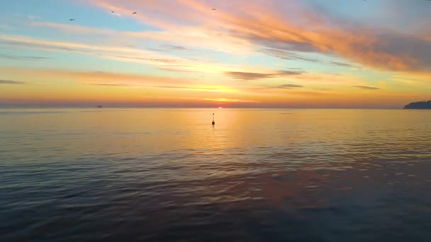 Mar Nascer Sol Ondas Onduladas Bela Vista Aérea Drone — Vídeo de Stock