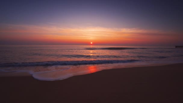 海の日の出と波紋 熱帯のビーチでドラマチックな雲景と美しい朝 — ストック動画