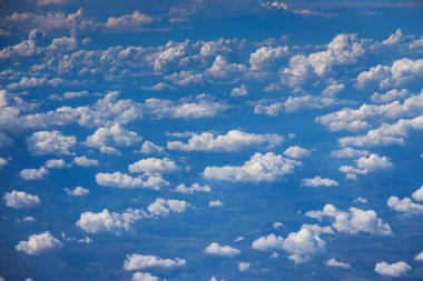Bulutların üzerinde uçaktan havadan görünüm
