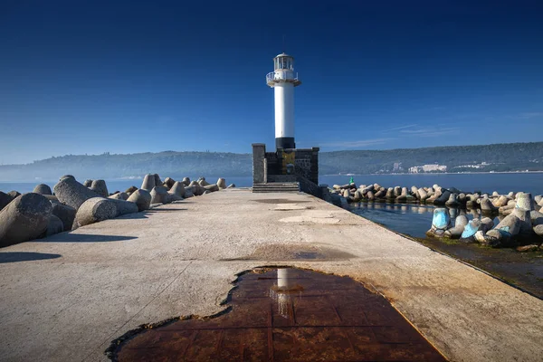 Farol do mar ao nascer do sol em Varna, Bulgária — Fotografia de Stock