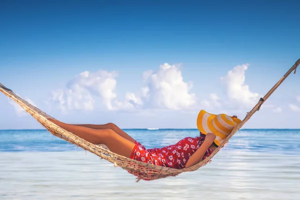 Dziewczyna relaksująca się w hamaku na tropikalnej wyspie plaży. Wakacje — Zdjęcie stockowe
