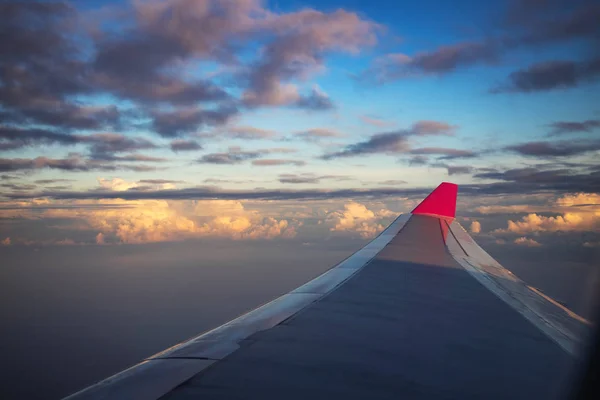 Εναέρια θέα από το αεροπλάνο πάνω από απαλά σύννεφα — Φωτογραφία Αρχείου