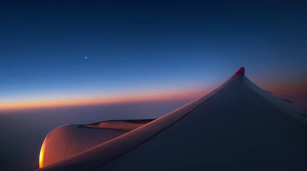 Вид з літака над пухнастими хмарами — стокове фото
