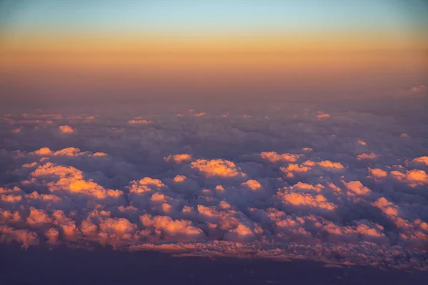 Légi kilátás a síkról bolyhos felhők felett — Stock Fotó