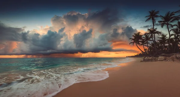 Paysage du paradis plage île tropicale, coup de soleil levant — Photo