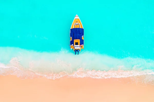 Karayip Denizi ve tekne kıyısında güzel panoramik manzarası — Stok fotoğraf
