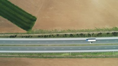 Kırsal kesimde tarım arazileri, kolza ve buğday tarlaları ve karayolu nun havadan görünümü