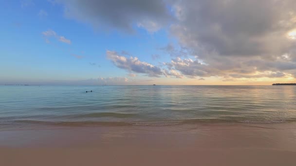 Tropischer Strand Bei Sonnenaufgang Wellen Die Auf Dem Meeressand Plätschern — Stockvideo