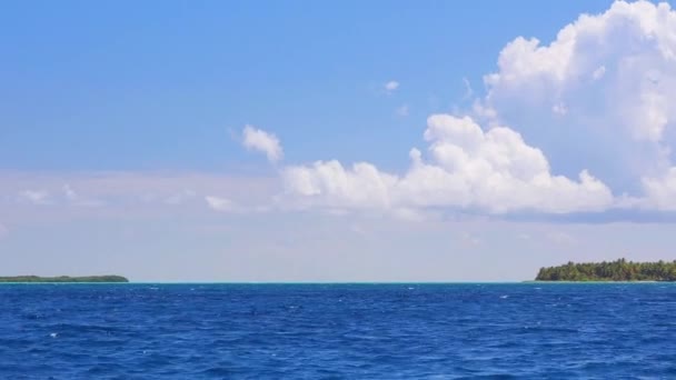 多米尼加共和国和索纳岛 加勒比海海水和大西洋波涛的中点 在开阔水域航行 — 图库视频影像