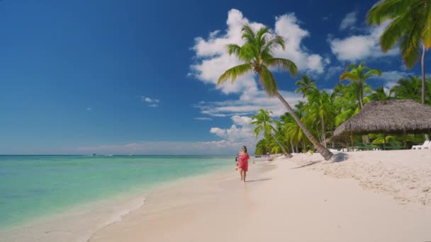 Χαρούμενη Ανέμελη Γυναίκα Απολαμβάνοντας Καλοκαιρινές Διακοπές Νησιά Της Καραϊβικής Πούντα — Αρχείο Βίντεο