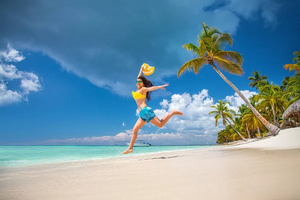 Zorgeloze jonge vrouw ontspannen op tropisch eiland strand — Stockfoto