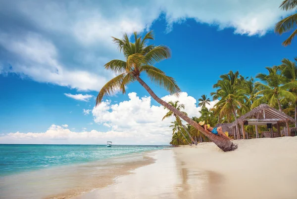 Mulher feliz livre desfrutando tropical ilha do Caribe Saona, República Dominicana — Fotografia de Stock