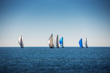Denizde dalgalar ile rüzgarda Yelken Regatta