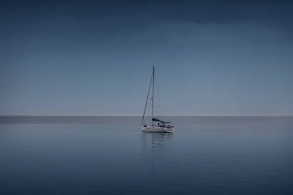 Regata de vela no vento através das ondas no mar — Fotografia de Stock