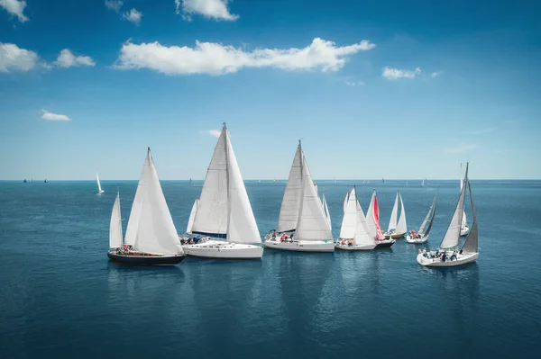 Regatta vitorlás jachtok fehér vitorlákkal a nyílt tengeren. A szeles állapotú vitorlás légi kilátása — Stock Fotó