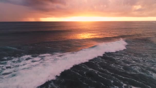 Letecký Pohled Hořící Oblohu Zlatý Východ Slunce Nad Vlnami Oceánu — Stock video