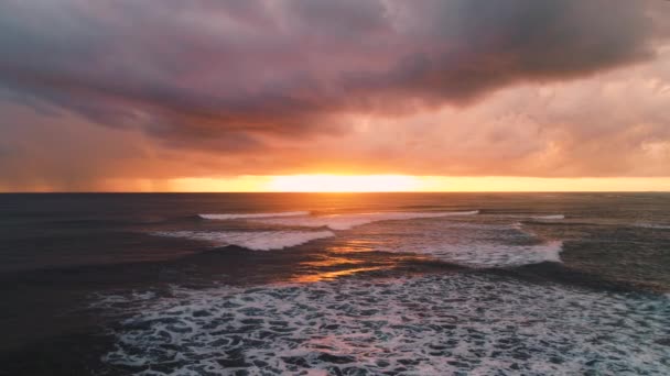 金色的日出在冲浪的海浪 空中观于海洋 — 图库视频影像