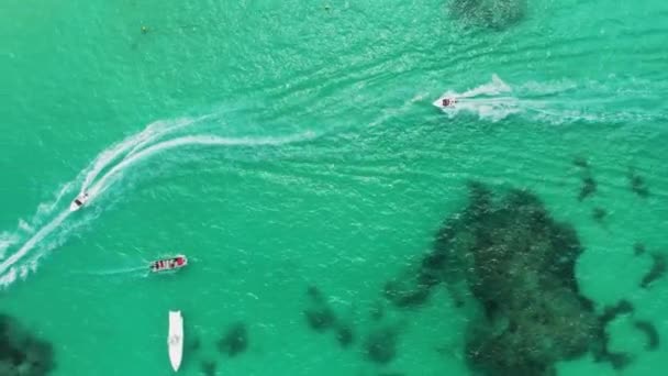 Segel Motorbåtar Yachter Och Katamaran Klart Turkos Vatten Karibiska Havet — Stockvideo