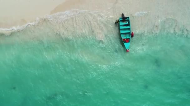 ビーチの熱帯木製ボートの空中トップビューとカリブ海の澄んだターコイズブルーの水 — ストック動画