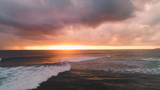 Серфинг Океанских Волн Впечатляющий Восход Солнца Вид Воздуха — стоковое видео