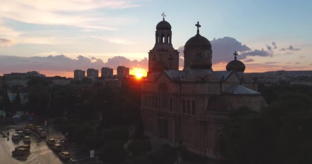 Pôr Sol Sobre Varna Bulgária Catedral Assunção Vista Aérea Drone — Vídeo de Stock