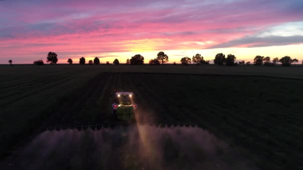 Traktor Bewirtschaftet Feld Frühling Luftaufnahme Sonnenuntergang — Stockvideo